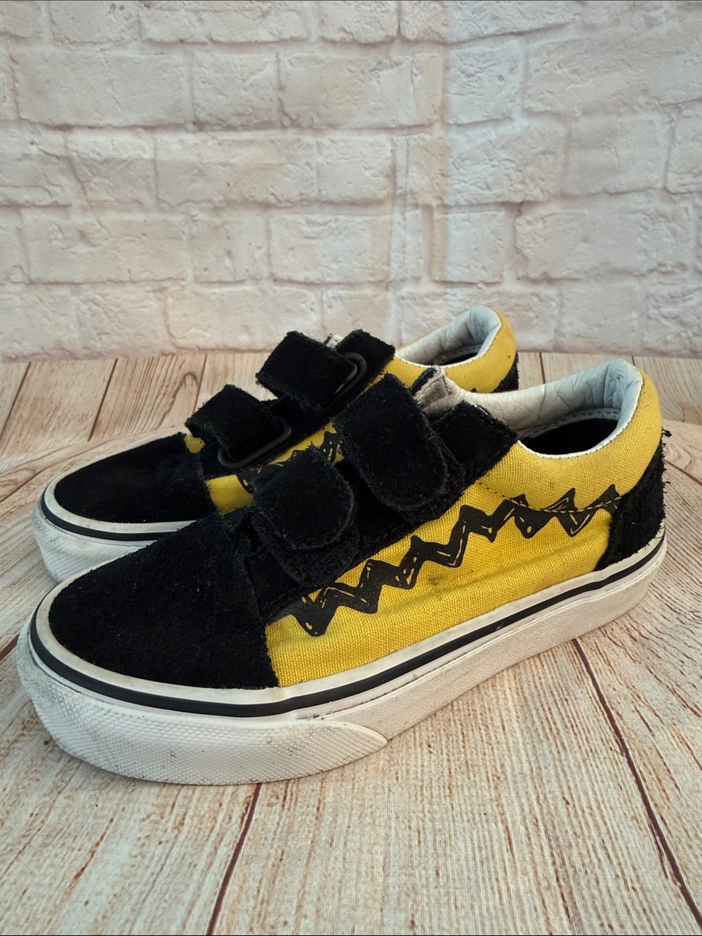Vans Kids Canvas Low-Top Sneakers in Yellow and Black - Velcro Closure - Peanuts